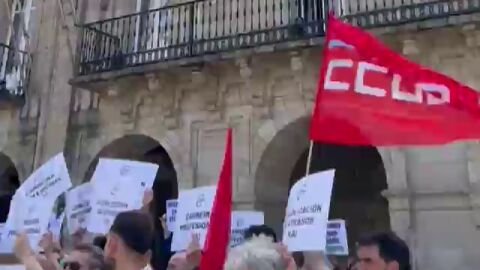 Protesta de los funcionarios del concello para exigir el pago de las horas extra