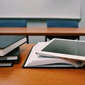 Tecnologia y libros conviven en las aulas