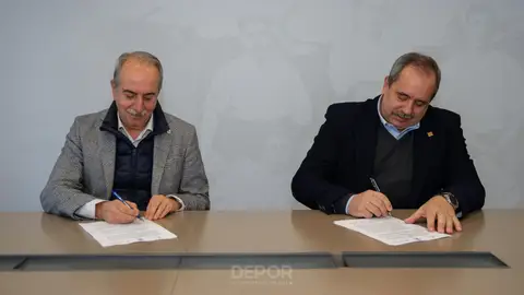 Antonio Couceiro y Manuel Vázquez Firmando el convenio Deportivo-AFAC en marzo de 2022.