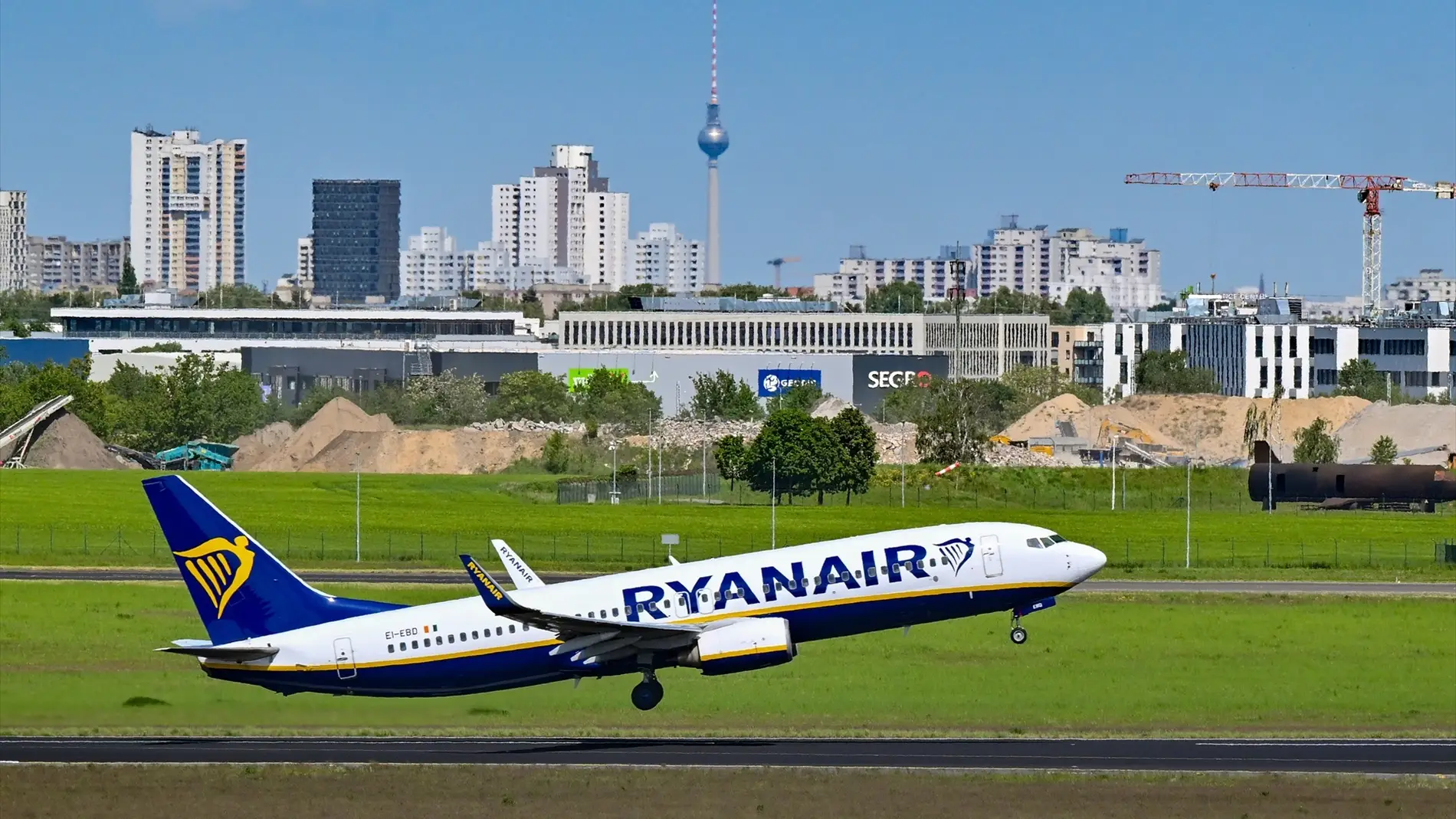Qué pasa ahora tras la multa a Ryanair, Vueling o Easyjet: ¿pueden cobrarme por el equipaje de mano?