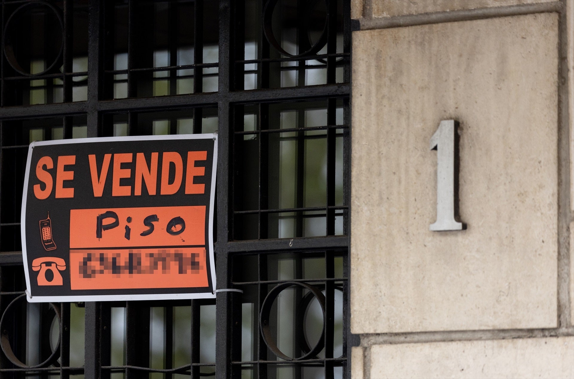 Mesa de redacción: Se vende habitación por 80.000€