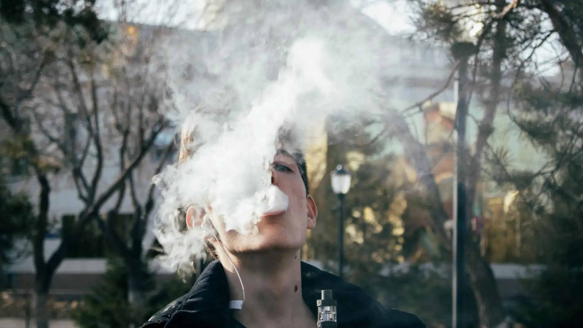 Les cigarretes electròniques, una nova forma de fumar que està de moda entre els joves 
