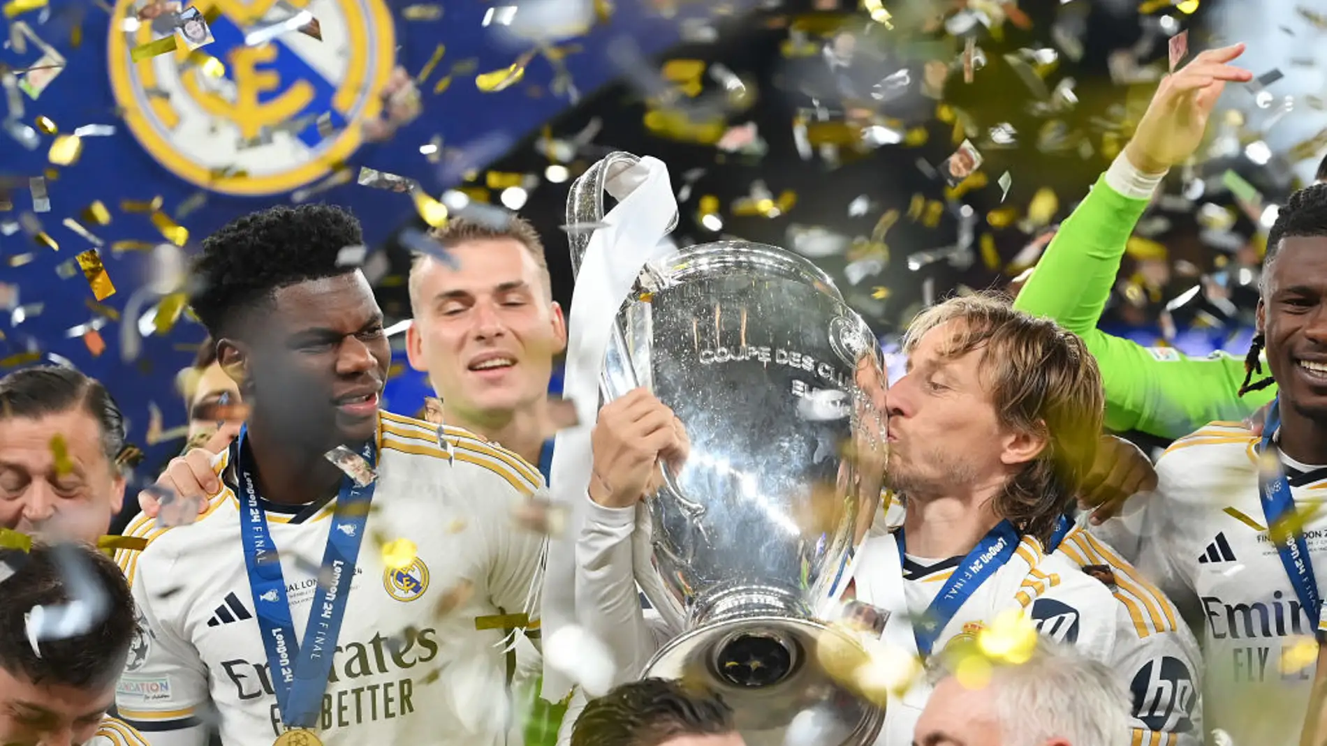 Luka Modric besa la Copa de Europa tras ganar su sexta Champions con el Real Madrid
