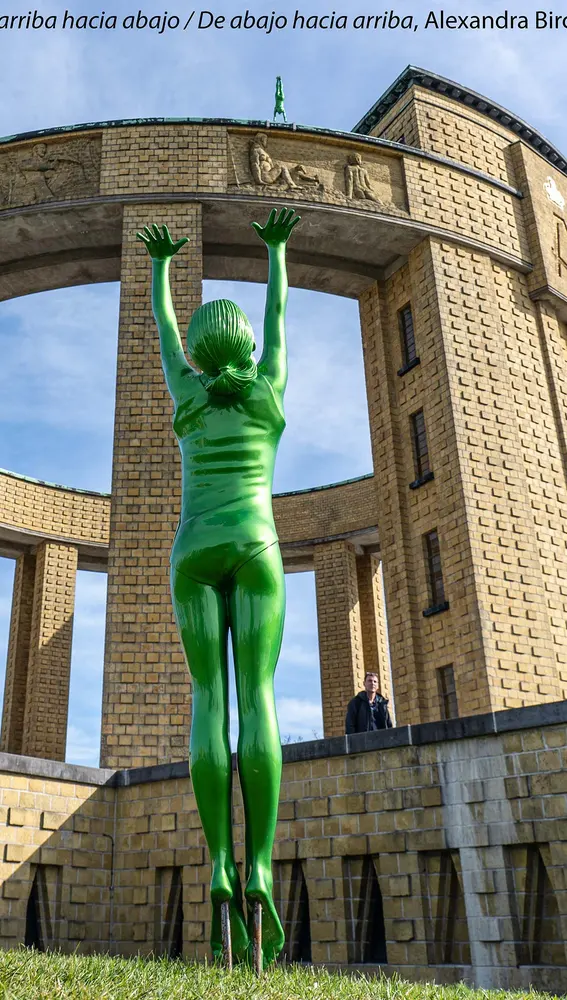 De arriba hacia abajo / Alexandra Bircken De arriba hacia abajo / Alexandra Bircken