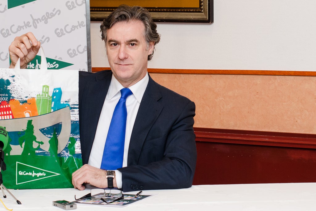 Se jubila Miguel Luna, responsable de relaciones externas de El Corte Inglés desde su apertura Se jubila Miguel Luna, responsable de relaciones externas de El Corte Inglés desde su apertura