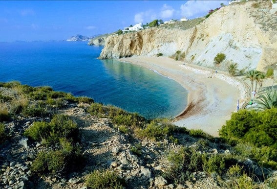 Un agente de la Policía Local de la Vila Joiosa salva la vida a un bañista en la playa del Bol Nou Un agente de la Policía Local de la Vila Joiosa salva la vida a un bañista en la playa del Bol Nou