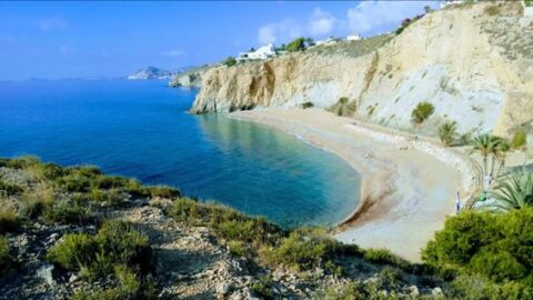 Un agente de la Polic&iacute;a local de la Vila Joiosa salva la vida a un ba&ntilde;ista en la playa del Bol Nou