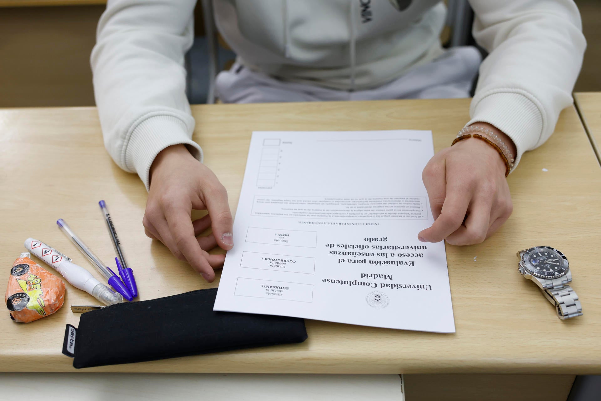 Tipos de típex, calculadoras…: todo lo que está prohibido llevarse al examen de la EBAU Tipos de típex, calculadoras…: todo lo que está prohibido llevarse al examen de la EBAU