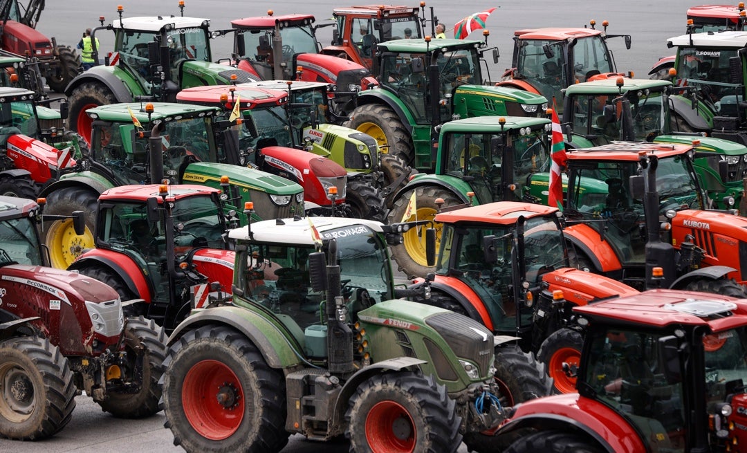 Nueva protesta de los agricultores en la frontera con Francia: Unas 1.300 personas participan en los cortes en Cataluña Nueva protesta de los agricultores en la frontera con Francia: Unas 1.300 personas participan en los cortes en Cataluña