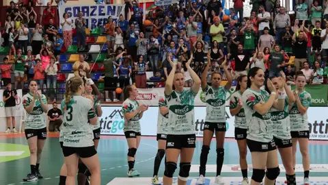 El Atticgo CBM Elche saluda a la afición tras el duelo ante Bera Bera. El Atticgo CBM Elche saluda a la afición tras el duelo ante Bera Bera.