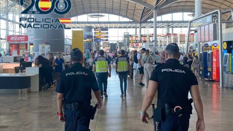Agentes de la Policía Nacional en el Aeropuerto Alicante-Elche &#39;Miguel Hernández&#39;. 