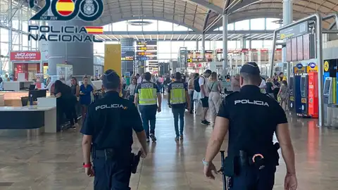 Agentes de la Policía Nacional en el Aeropuerto Alicante-Elche 'Miguel Hernández'. Agentes de la Policía Nacional en el Aeropuerto Alicante-Elche 'Miguel Hernández'.