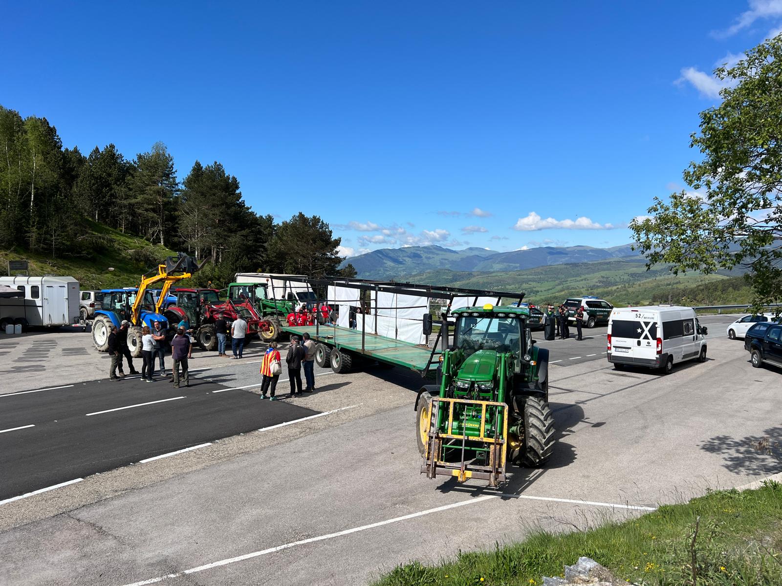Els transportistes valoren en 10 milions d'euros les pèrdues pels talls de frontera dels pagesos Els transportistes valoren en 10 milions d'euros les pèrdues pels talls de frontera dels pagesos