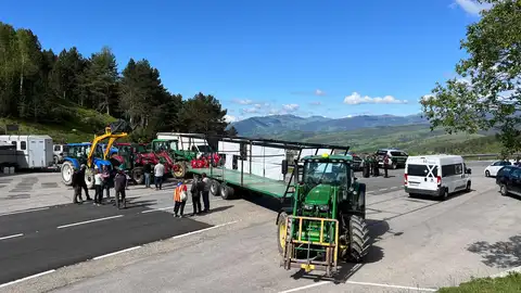 Els transportistes valoren en 10 milions d'euros les pèrdues pels talls de frontera dels pagesos Els transportistes valoren en 10 milions d'euros les pèrdues pels talls de frontera dels pagesos