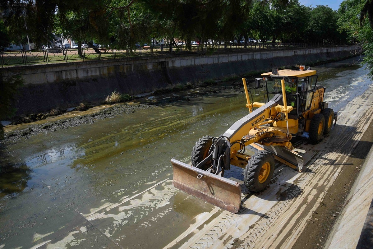 El Ayuntamiento realiza trabajos de limpieza en todo el cauce del río Albarregas a su paso por la ciudad El Ayuntamiento realiza trabajos de limpieza en todo el cauce del río Albarregas a su paso por la ciudad