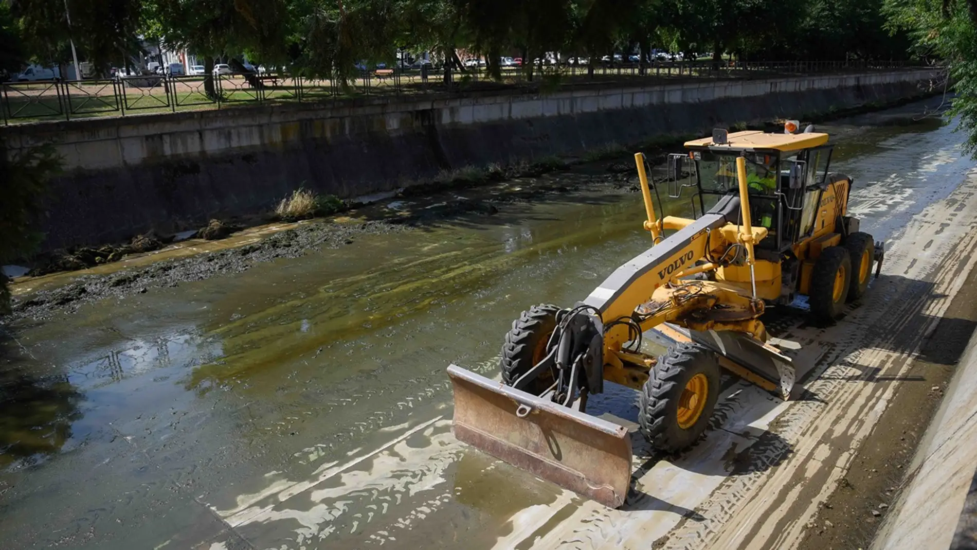 El Ayuntamiento realiza trabajos de limpieza en todo el cauce del río Albarregas a su paso por la ciudad