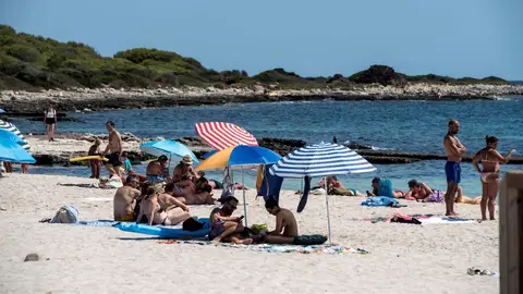 Imagen de turistas en una playa española. España roza los 24 millones de turistas hasta abril, un 14,5% más, que gastaron más de 31.500 millones