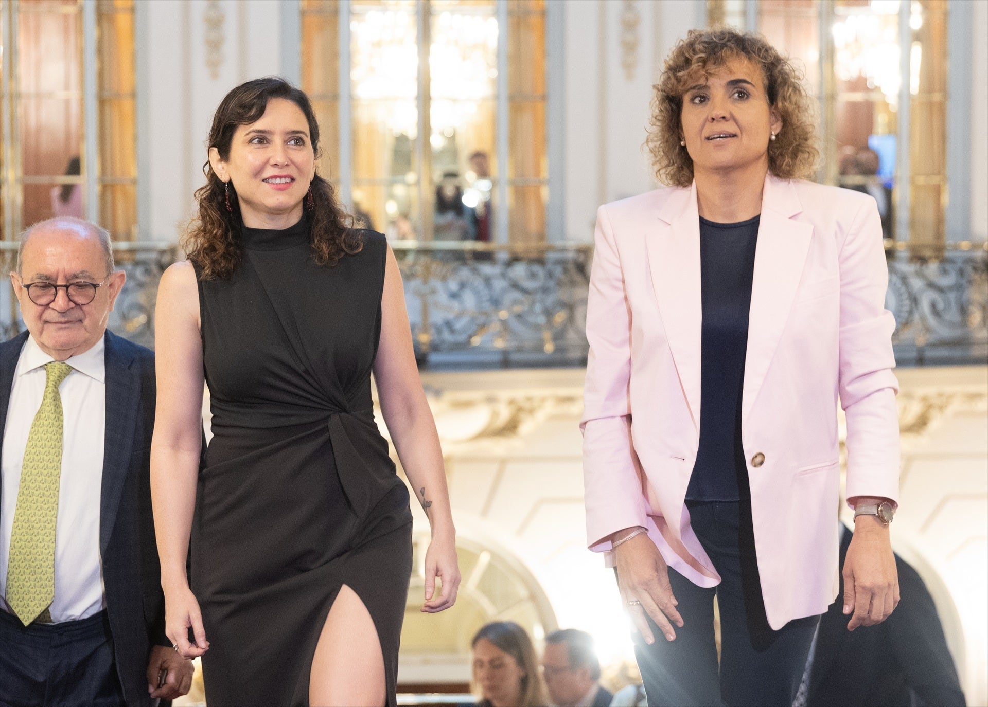 Ayuso culpa a Sánchez de llevar a España al abismo y le tacha de "meme de una República bananera" Ayuso culpa a Sánchez de llevar a España al abismo y le tacha de "meme de una República bananera"