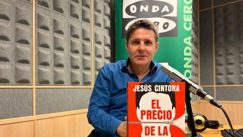El periodista, Jes&uacute;s Cintora, presenta su libro 'El precio de la verdad'