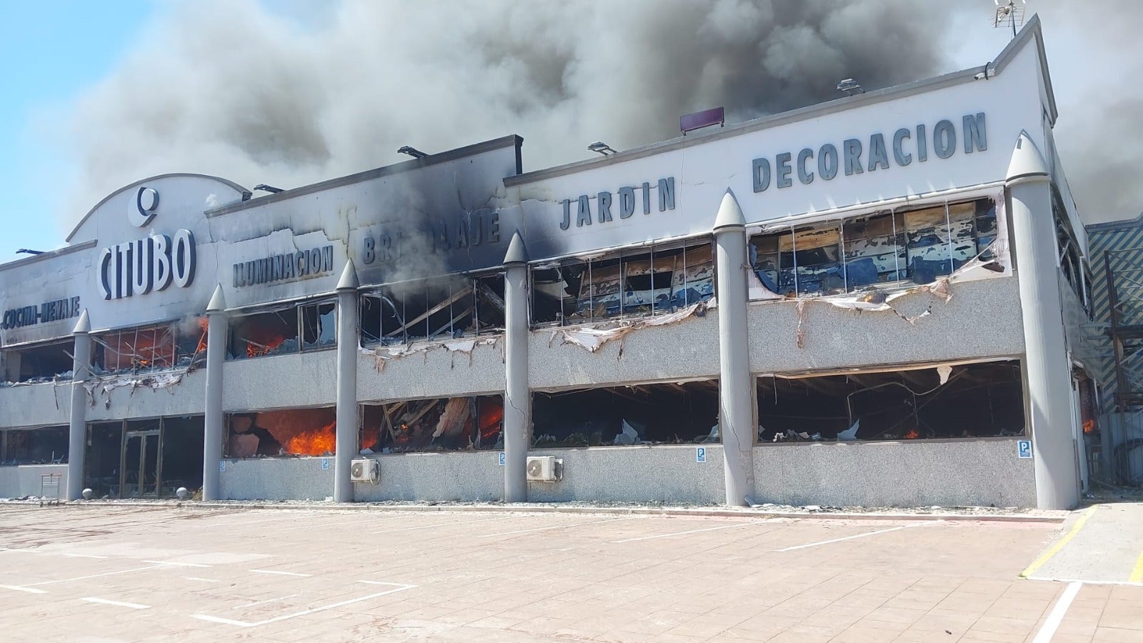 Un potente incendio arrasa por completo una nave industrial en Ibiza Un potente incendio arrasa por completo una nave industrial en Ibiza