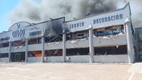 Un incendio destruye una nave industrial en la carretera del aeropuerto de Ibiza 