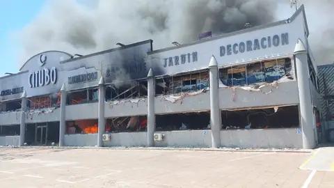 Un incendio destruye una nave industrial en la carretera del aeropuerto de Ibiza 
