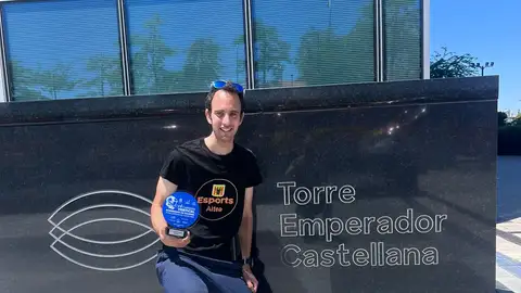 Ángel López Amor con su trofeo de la Vertical Torre Emperador de Madrid Ángel López Amor con su trofeo de la Vertical Torre Emperador de Madrid
