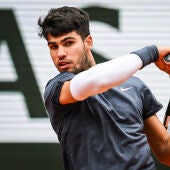 Alcaraz supera a Tsitsipas camino a la semifinal ante Sinner en Roland Garros
