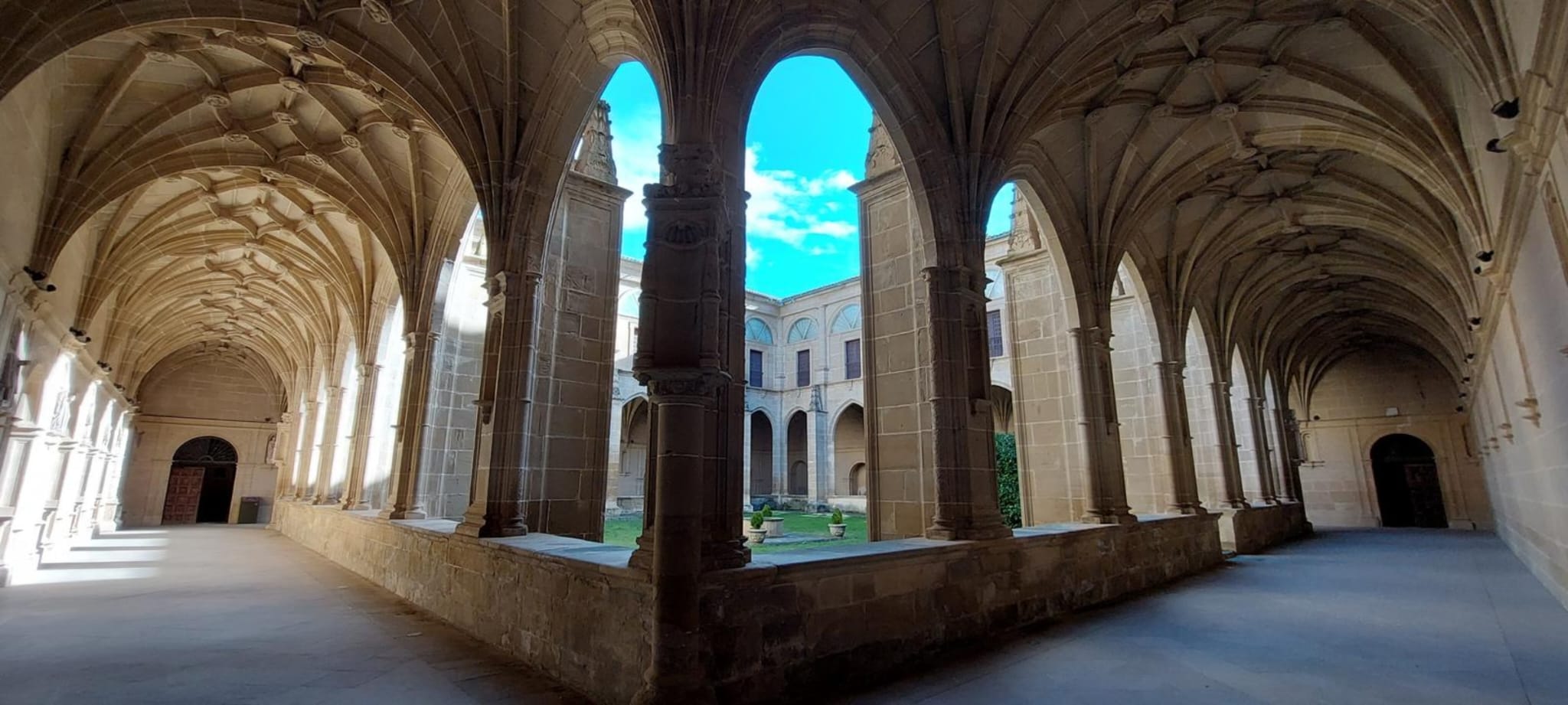 Paseo hasta San Millán de la Cogolla, con Vicente Orío Paseo hasta San Millán de la Cogolla, con Vicente Orío