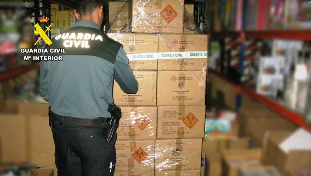 Otro agente toma nota de las cajas con el material Otro agente toma nota de las cajas con el material