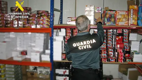 Un agente hace recuento del material pirotécnico Un agente hace recuento del material pirotécnico