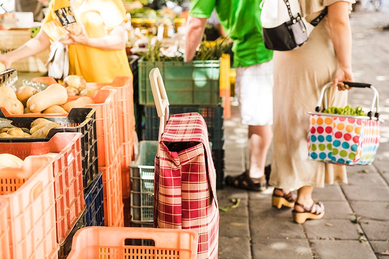 Los mercadillos de productos de la huerta resisten en València Los mercadillos de productos de la huerta resisten en València