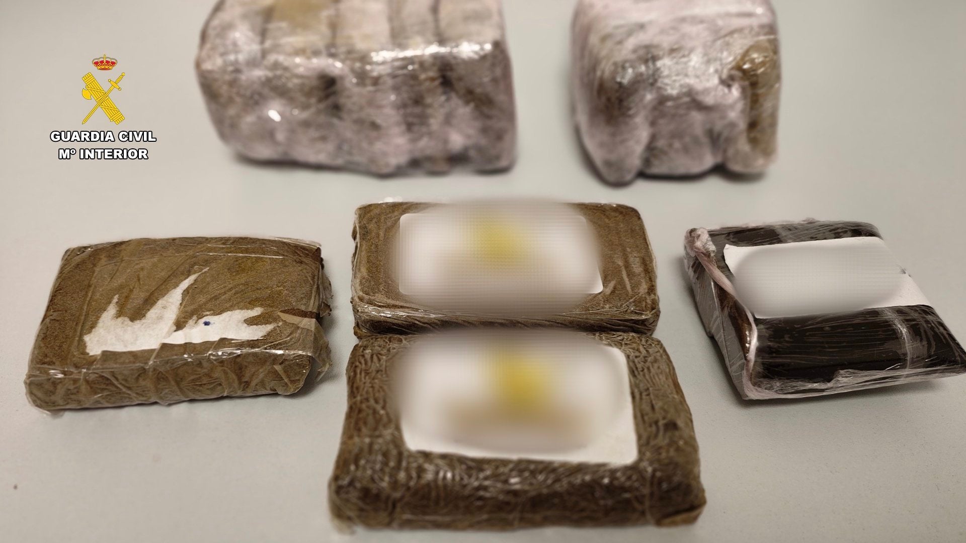 Detenidas dos personas en un control en Alcuéscar con más de 1.100 gramos de polen de hachís en su vehículo Detenidas dos personas en un control en Alcuéscar con más de 1.100 gramos de polen de hachís en su vehículo