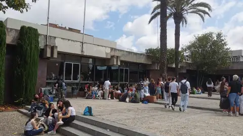 La Facultat d'Economia de la UB, una de les seus de les PAU, aquest dimarts al matí La Facultat d'Economia de la UB, una de les seus de les PAU, aquest dimarts al matí