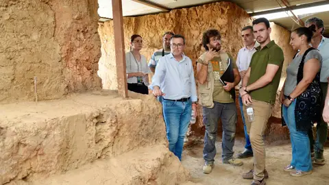 El presidente de la Diputación de Badajoz aboga por exponer en Guareña las piezas del yacimiento del Turuñuelo El presidente de la Diputación de Badajoz aboga por exponer en Guareña las piezas del yacimiento del Turuñuelo