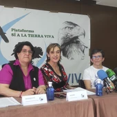 Mª Carmen Morallón, abogada, Raquel López, portavoz de Sí a la Tierra Viva, y Virtudes Bravo, médica de Familia del SESCAM (de izquierda a derecha) Mª Carmen Morallón, abogada, Raquel López, portavoz de Sí a la Tierra Viva, y Virtudes Bravo, médica de Familia del SESCAM (de izquierda a derecha)