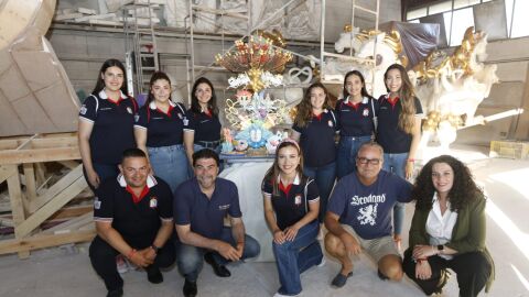 Visita al taller de Pedro Espadero; se pueden apreciar los caballos pintados con pan de oro