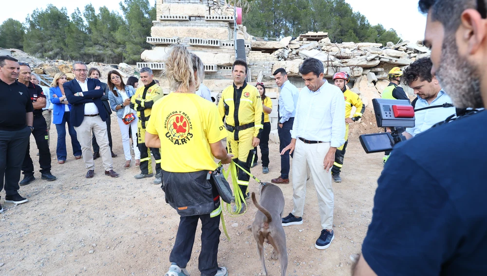 Visita al campo de entrenamiento de unidades caninas para rescates en catástrofes