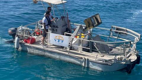 Barco de limpieza en Málaga