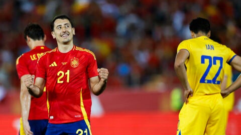 Mikel Oyarzabal celebre uno de sus goles a Andorra