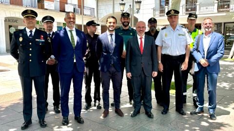 Posado del delgado del Gobierno en Madrid junto a los miembros de la Junta de Seguridad de Torrej&oacute;n de Ardoz