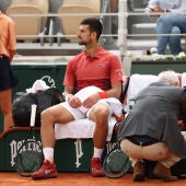 Djokovic decide operarse para intentar llegar a los Juegos