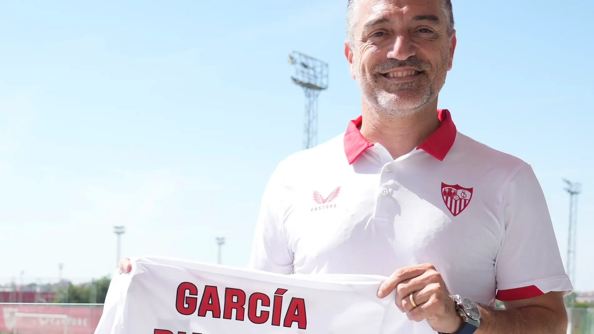 Francisco Javier García Pimienta posa con la camiseta del Sevilla.