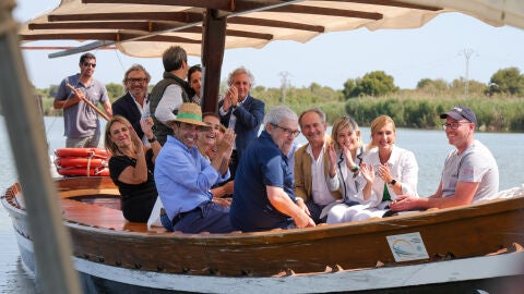 Los miembros del Consell, en un paseo en barca por l'Albufera tras el pleno.