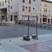 Pasarela de madera cerrada al paso en La Vila