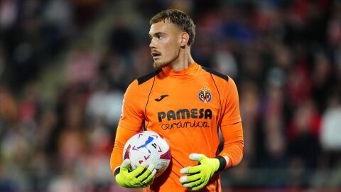 Filip Jorgensen en un partido con el Villarreal