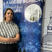 Cristina Galán junto al cartel de la "Noche Blanca" Cristina Galán junto al cartel de la "Noche Blanca"