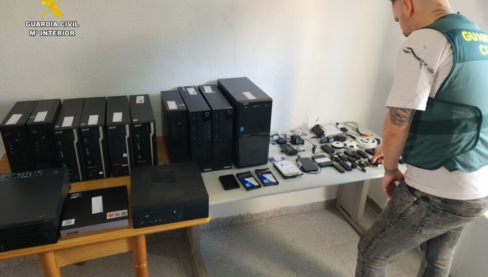 Parte de los efectos intervenidos al hombre detenido en Sax.