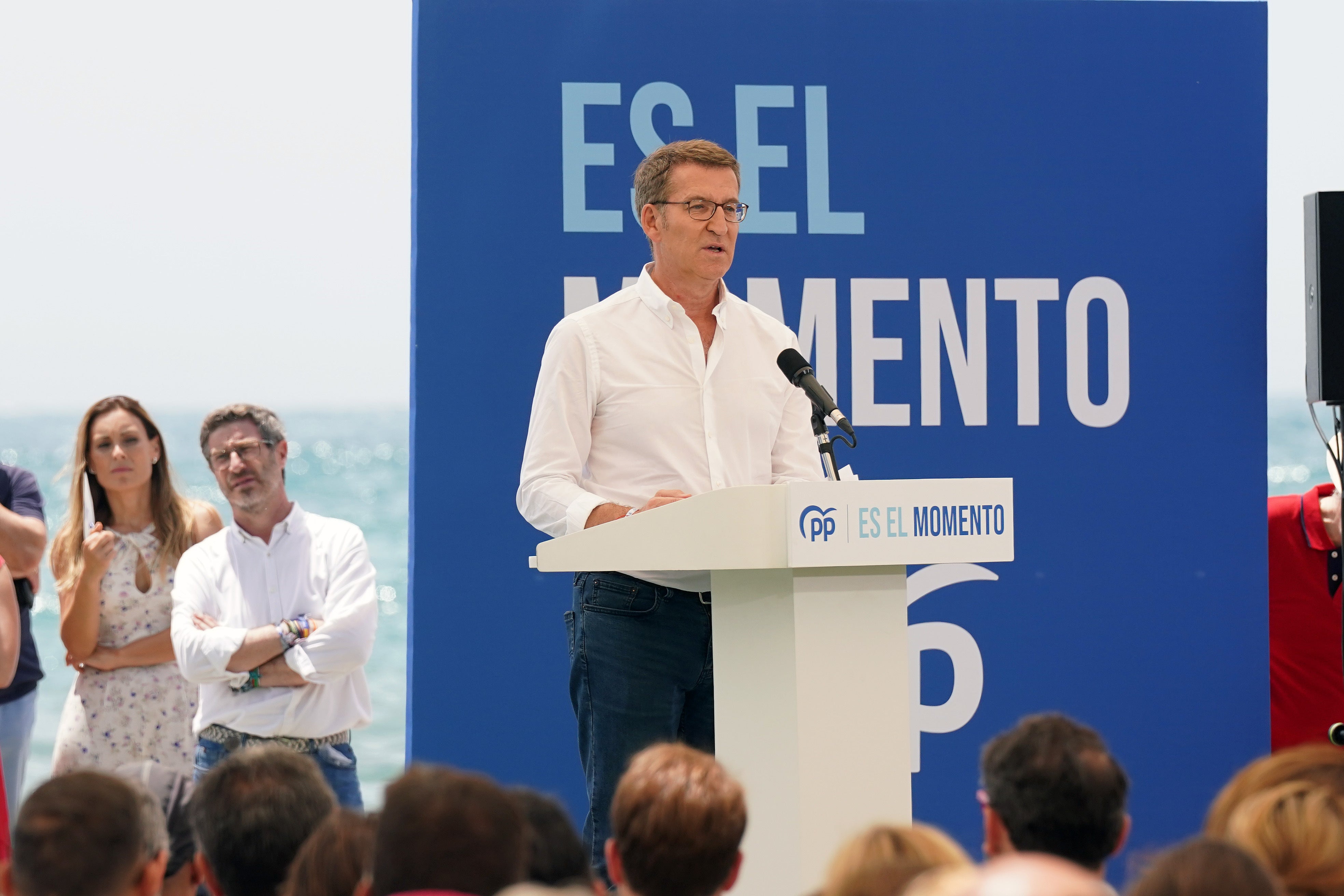 Feijóo acusa a Sánchez de recurrir al "victimismo" tras citación a su esposa: "Es un presidente realmente dimitido" Feijóo acusa a Sánchez de recurrir al "victimismo" tras citación a su esposa: "Es un presidente realmente dimitido"