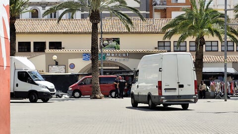 Vehículos estacionados incorrectamente en La Glorieta de Sagunto coincidiendo con el mercado ambulante de los miércoles